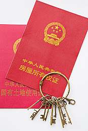 6旬老人家中拖地被马蜂叮一口送医抢救后身